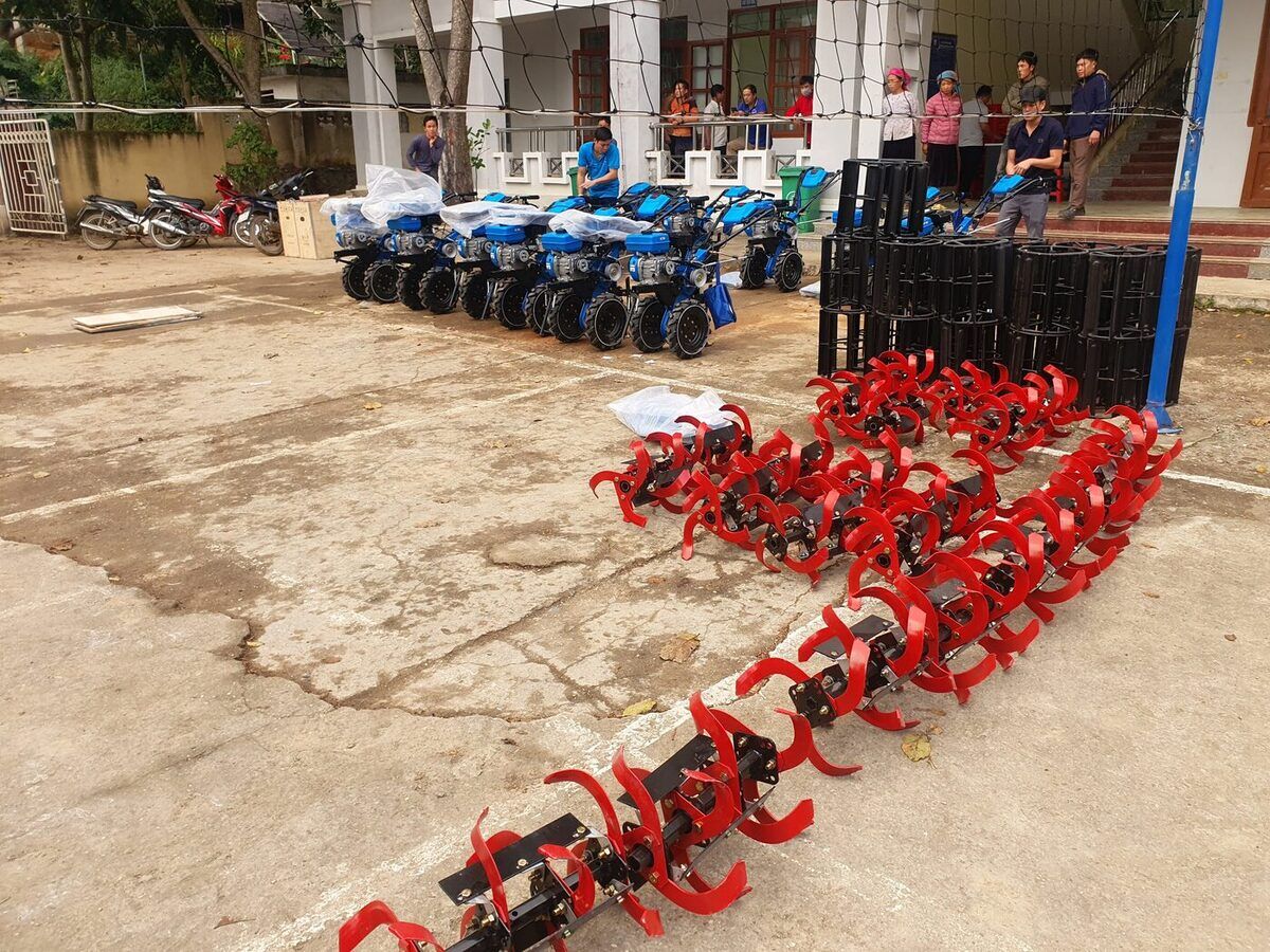 Bàn giao máy xới đất ICC cho bà con tại sân trụ sở xã